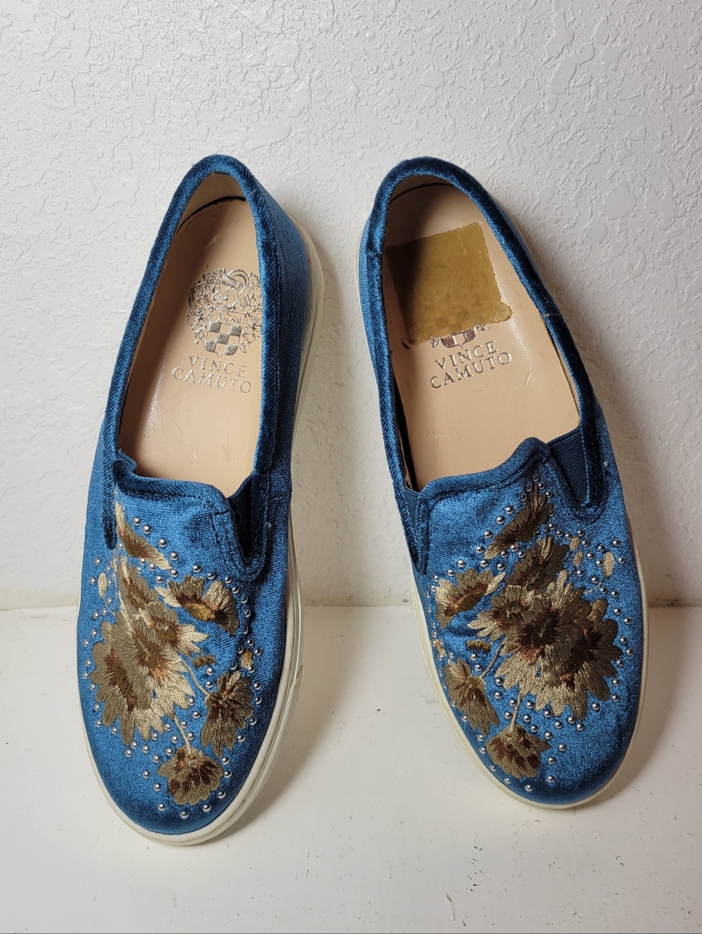 Vince Camuto Brandia Women's Peacock Velvet Sneakers Embroidered Size 5.5 M